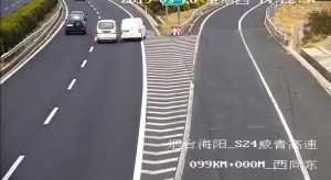 Auto rallenta in autostrada