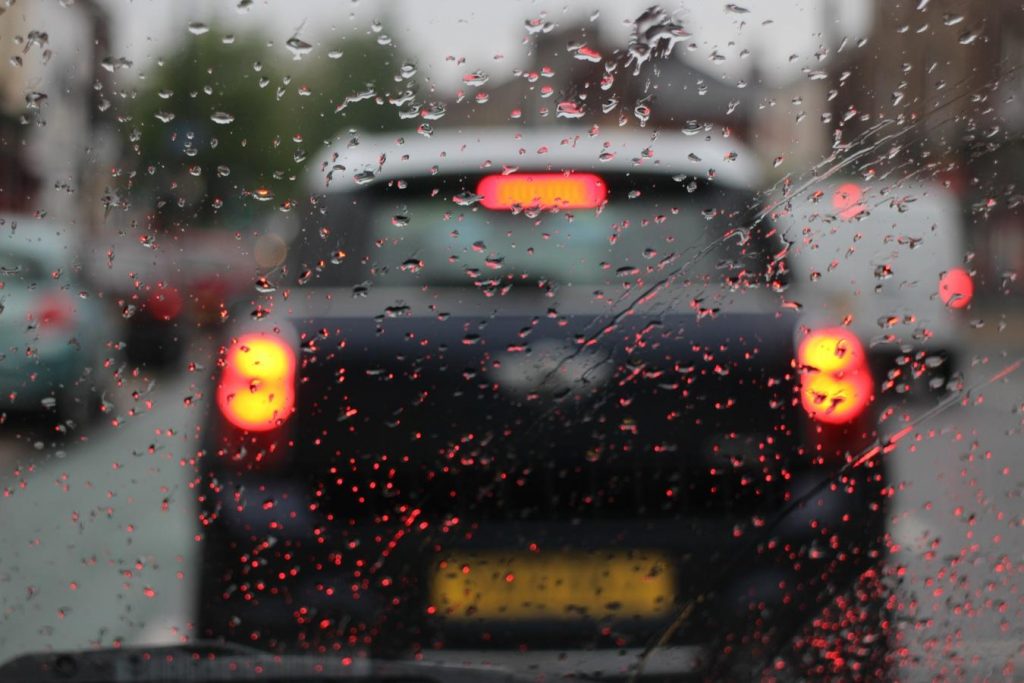 Guidare con pioggia forte: i consigli per una guida sicura