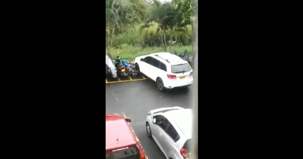 Abbatte tutte le moto e gli scooter mentre parcheggia [Video]