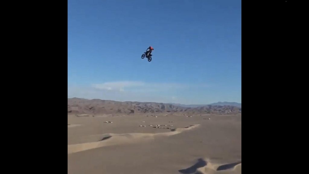 Una moto salta nel deserto, il finale è incredibilmente bello [Video]