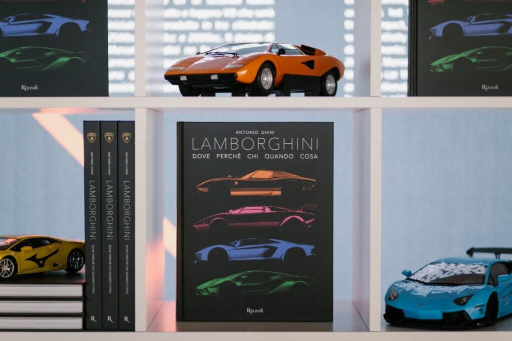 Lamborghini. Dove perché chi quando cosa. Il libro ufficiale della casa del Toro.