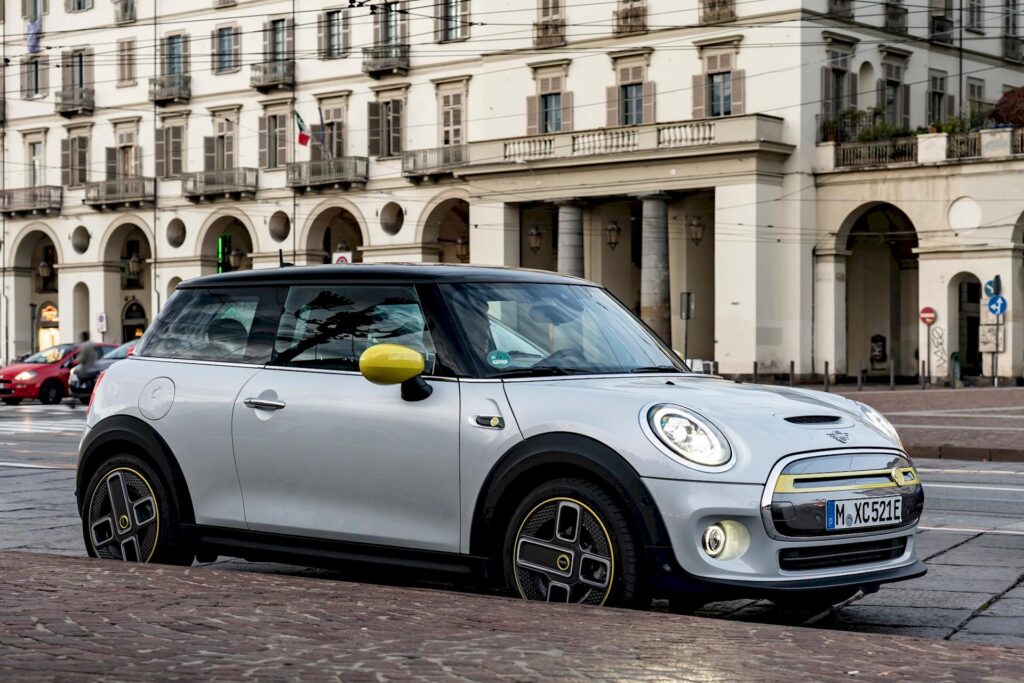 The E-talian Job: in fuga dal traffico con la MINI Cooper SE [Video]