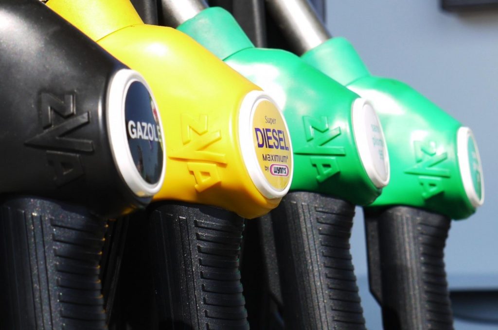 Manovra 2020: salgono le accise su benzina e gasolio, monopattini liberi