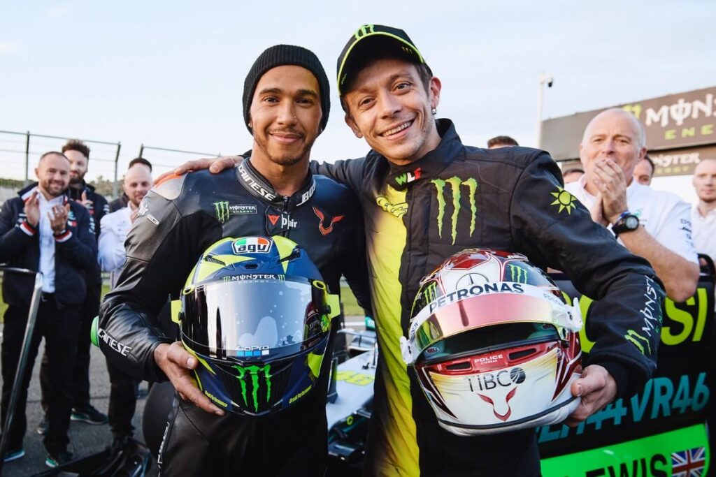 Valentino Rossi Lewis Hamilton: lo storico scambio tra campioni