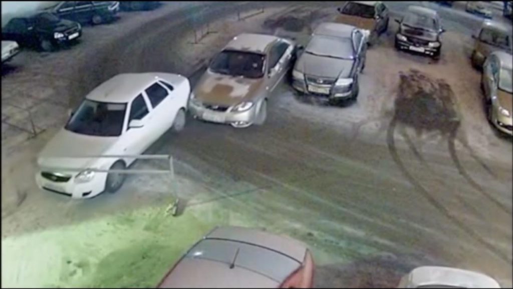 L’incidente misterioso all’interno di un parcheggio [Video]
