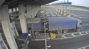 Camionista prova a saltare il pedaggio