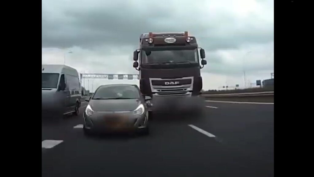 Tir tampona auto in autostrada