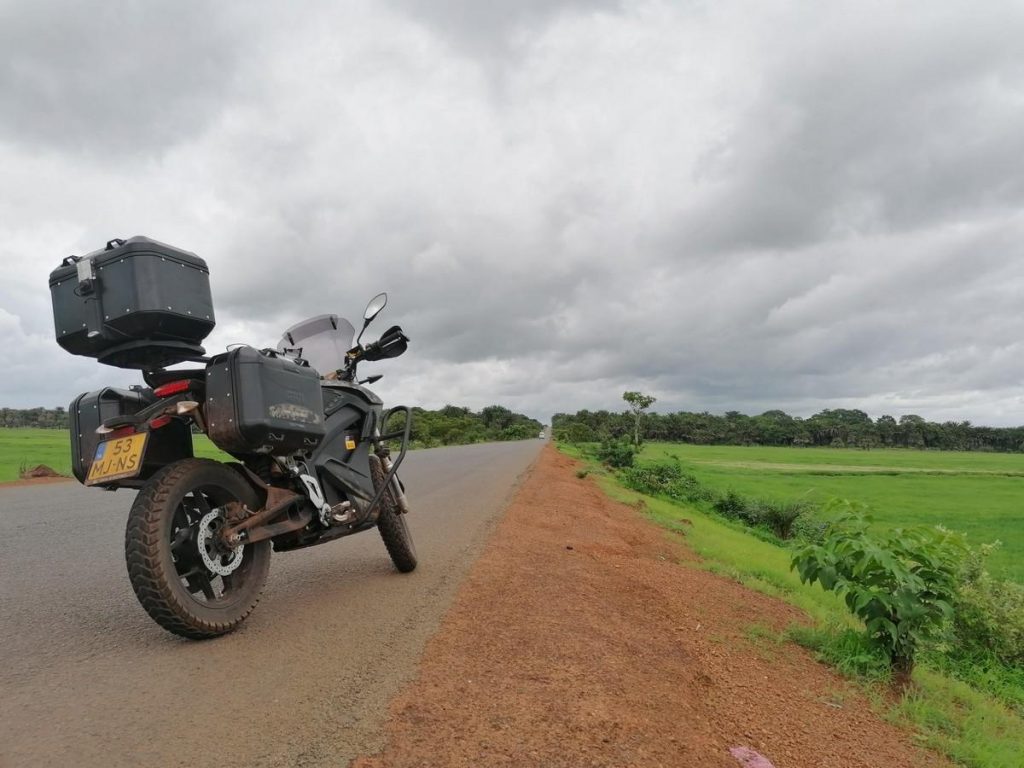 Viaggio moto elettrica Africa: in sella ad una Zero DSR Black Forest Edition