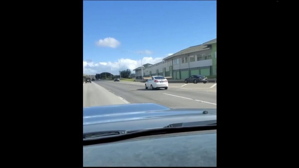 Carico sporgente in autostrada