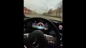 Guida una Mercedes come un videogioco
