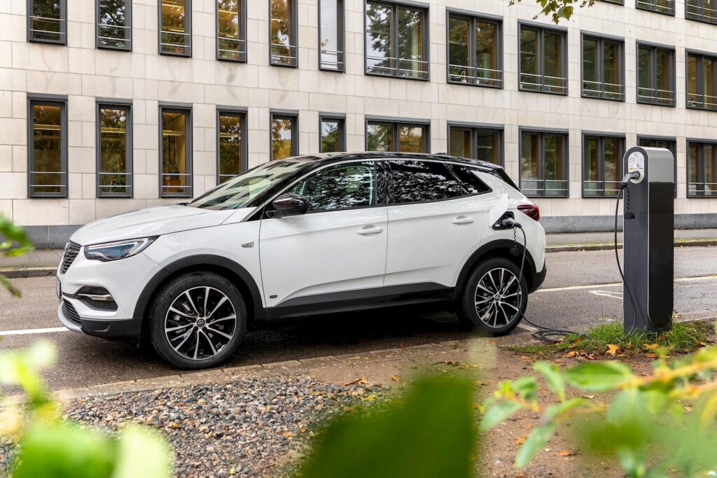 Opel Grandland X Hybrid Plug-In: prezzo e caratteristiche del SUV da 224 CV