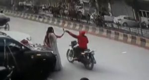 Selfie in strada cellulare scippato da 2 in scooter