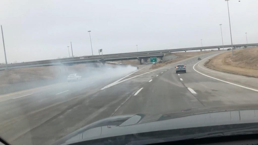 Auto fuma in autostrada