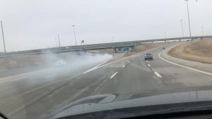 Auto fuma in autostrada
