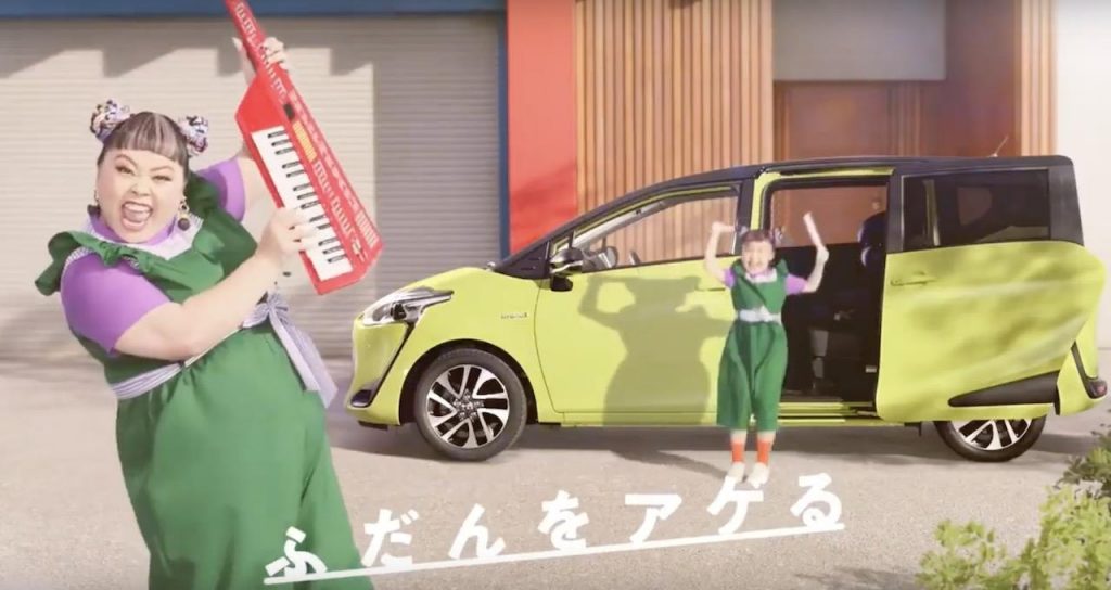 Spot TV Giapponese: Toyota Sienta con Naomi Watanabe. Da vedere!