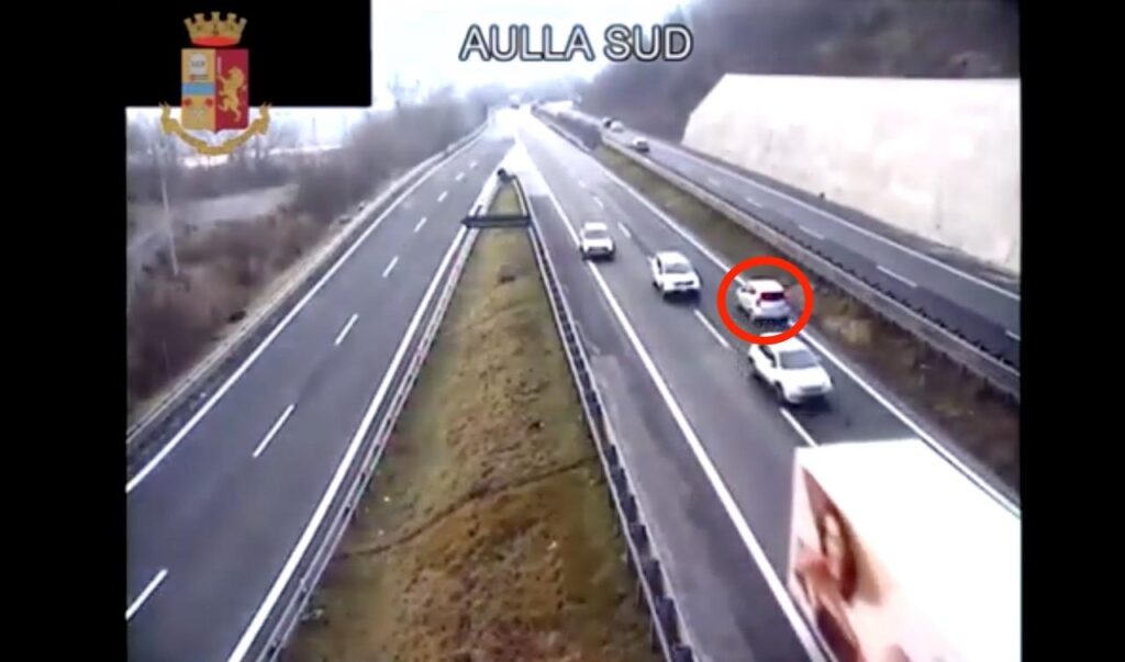 90enne in contromano in autostrada ad Aulla: patente ritirata [Video]