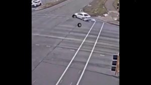 Auto perde 2 ruote che travolgono altra auto