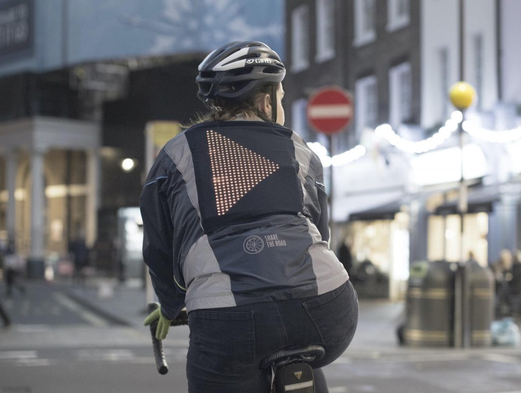 Ford Emoji Jacket: la giacca per aiutare a “comunicare” sulla strada [Video]