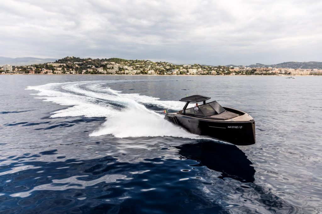 Evo Yacht R4 WA: un’affascinante livrea nera e forme scolpite