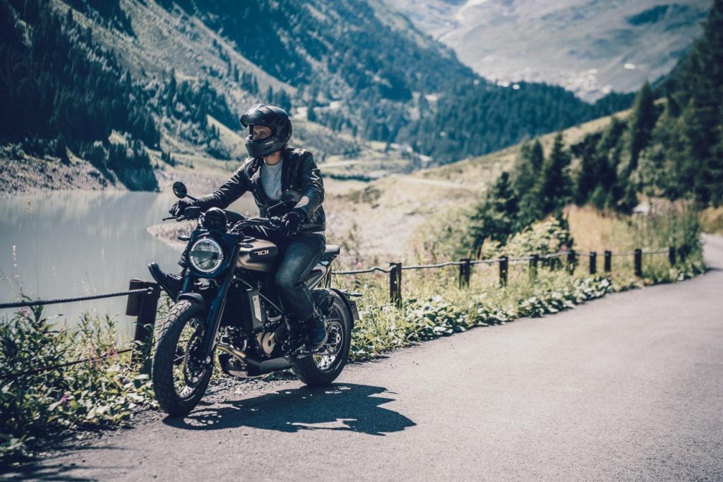 Husqvarna abbigliamento moto 2020: la nuova collezione tecnica