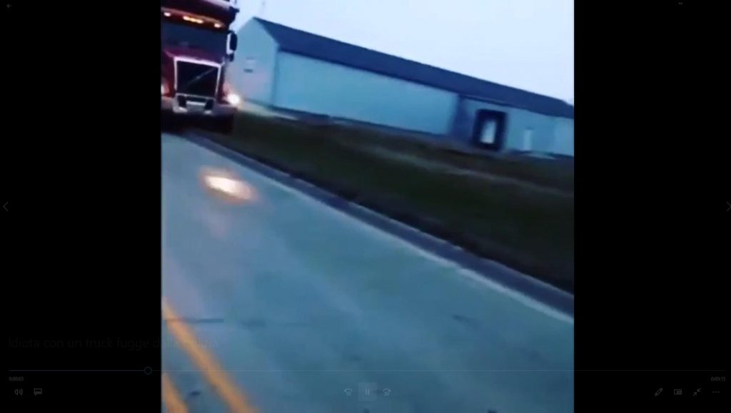 Il video del camion che corre al passaggio a livello, inseguito dalla polizia