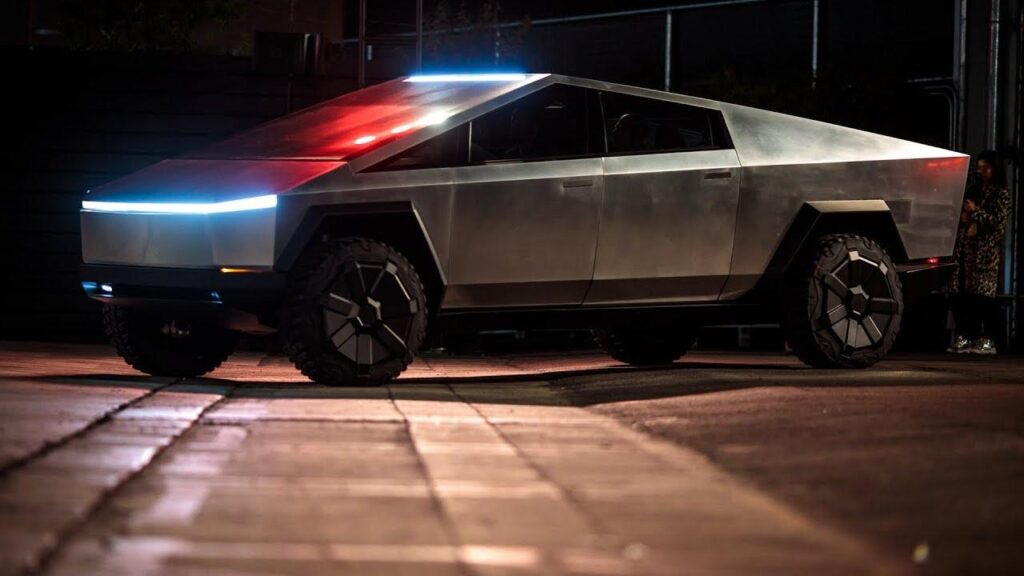 Tesla Cybertruck avrà luci “laser blade”