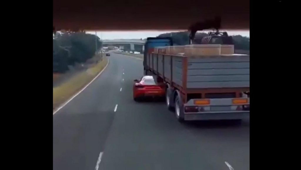Ferrari passa sotto un camion