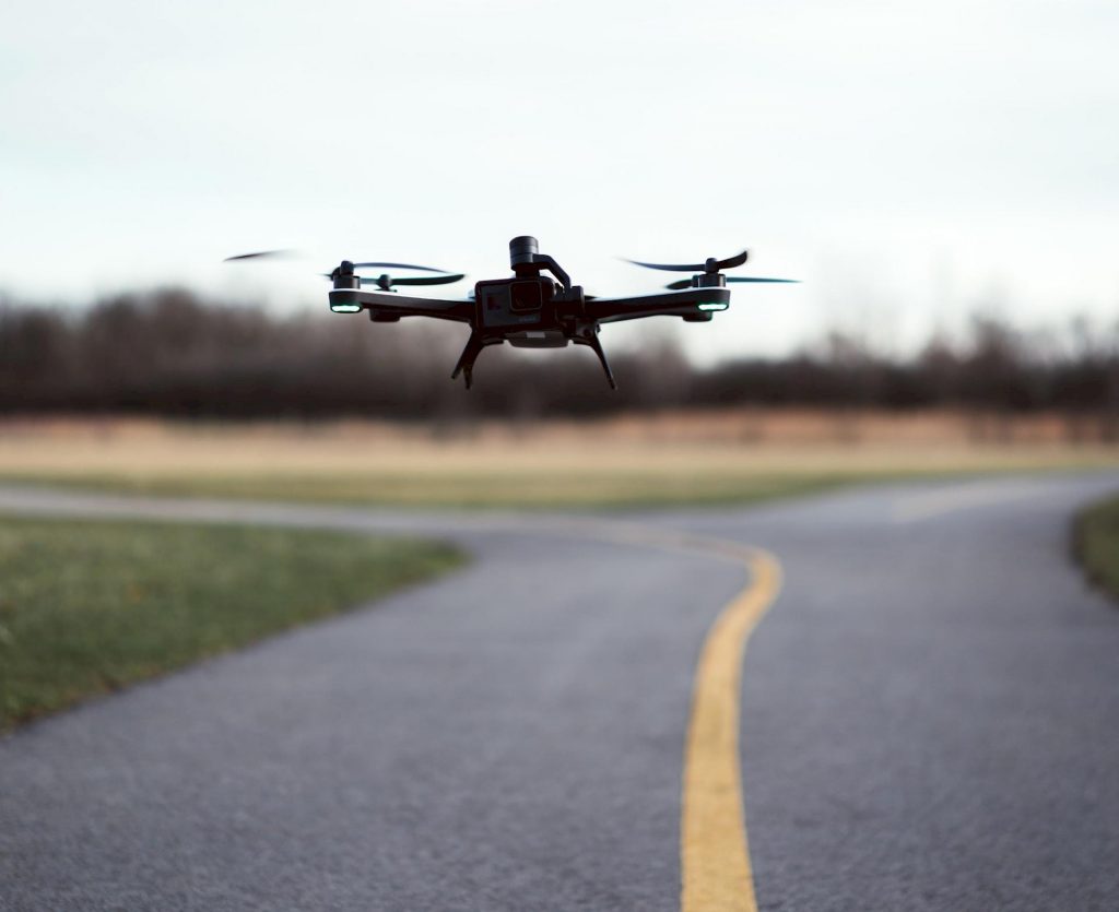 Schianta un drone in autostrada in Piemonte, pilota denunciato