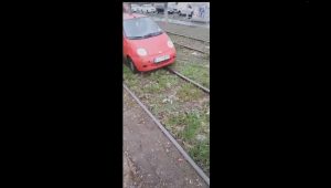 Auto sui binari come un tram