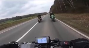 Motociclisti idioti rischiano un triplo frontale