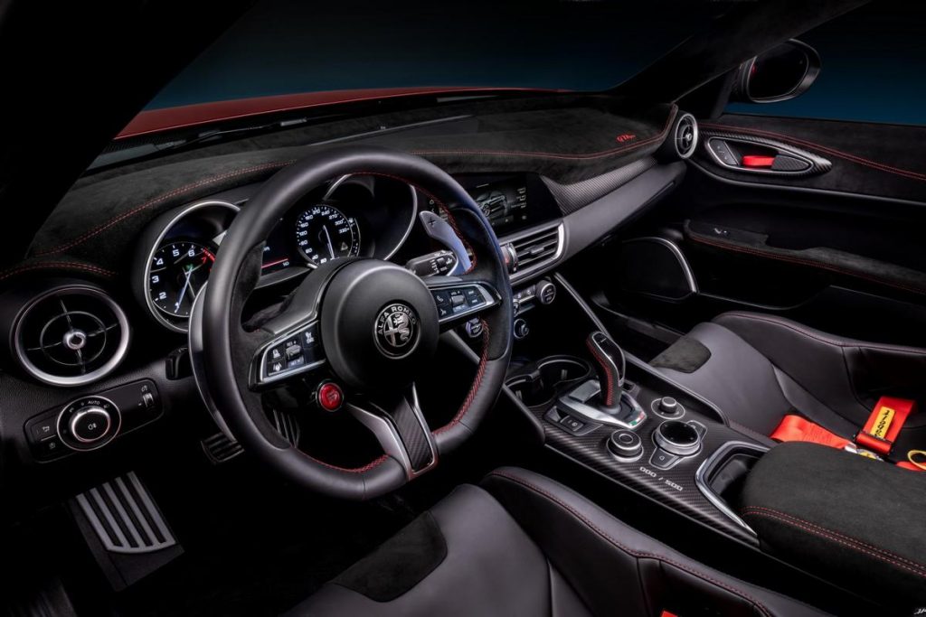 Alfa Romeo Giulia GTA 2020: gli interni su misura firmati Alcantara