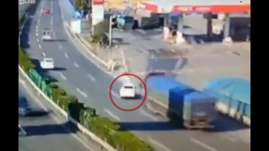 Auto taglia la strada a camion e provoca incidente pazzesco