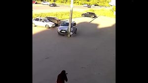 Automobilista distratto centra un palo in un parcheggio