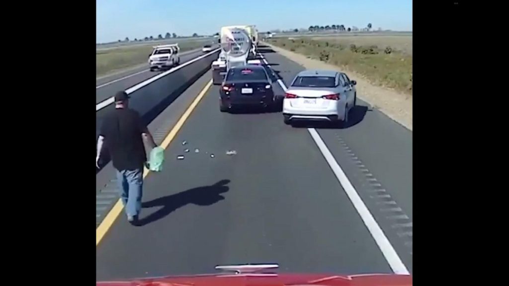 Raccoglie sporcizia lanciata da automobilista in cosa in autostrada