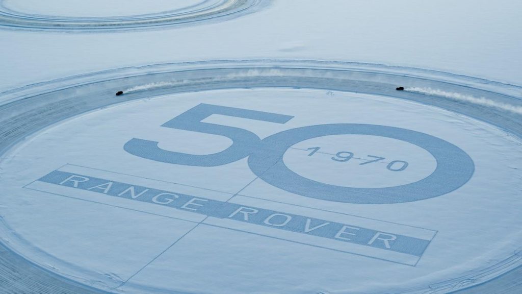 Range Rover 50 anni: l’esclusiva installazione di snow art