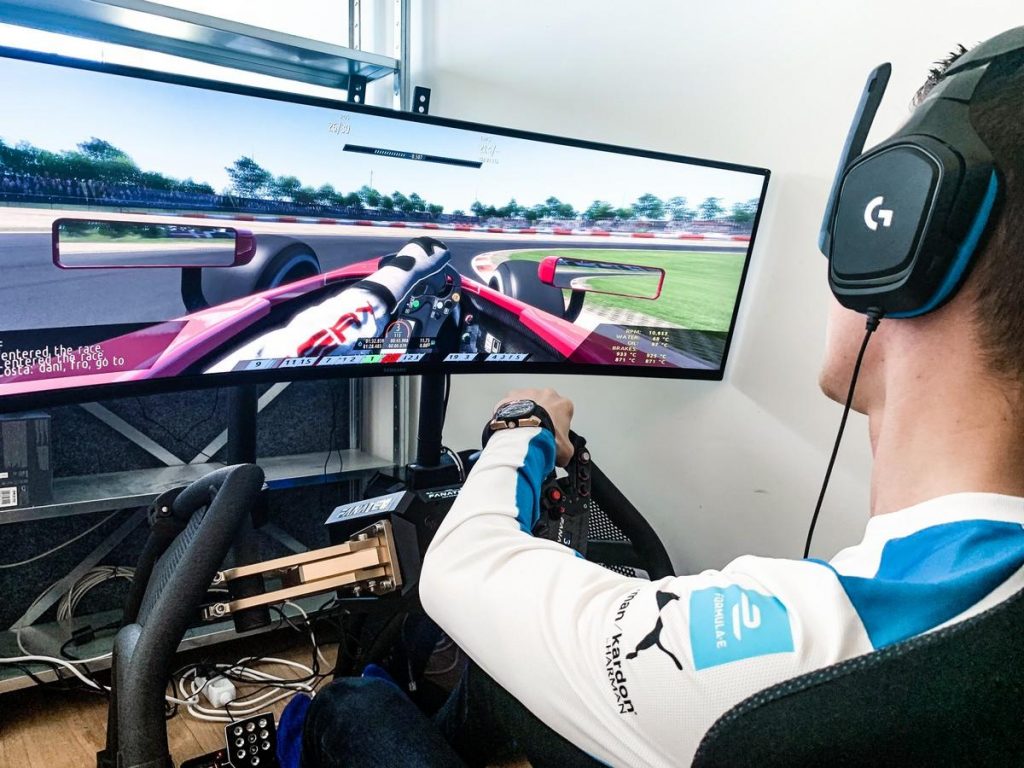 Gare automobilistiche virtuali: i piloti BMW corrono online per il Super Sim Saturday