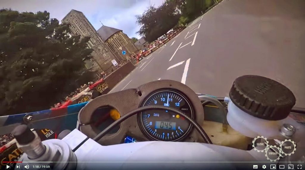 Il video pazzesco della Suzuki RG 500 al Tourist Trophy con Danny Webb