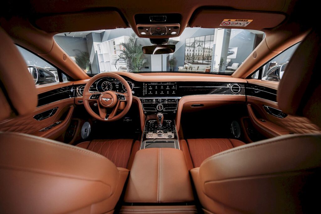 Bentley Flying Spur entra nel mondo digitale con il “skeuomorphic”