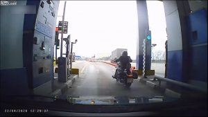 Motociclista passa la barriera senza pagare