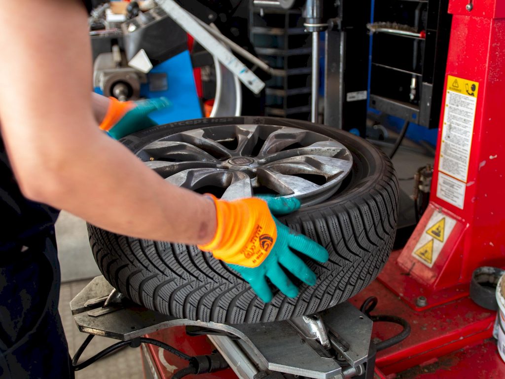 Il cambio gomme estive va fatto tra il 15 aprile e il 15 maggio: multe fino a 1.734 € con le invernali