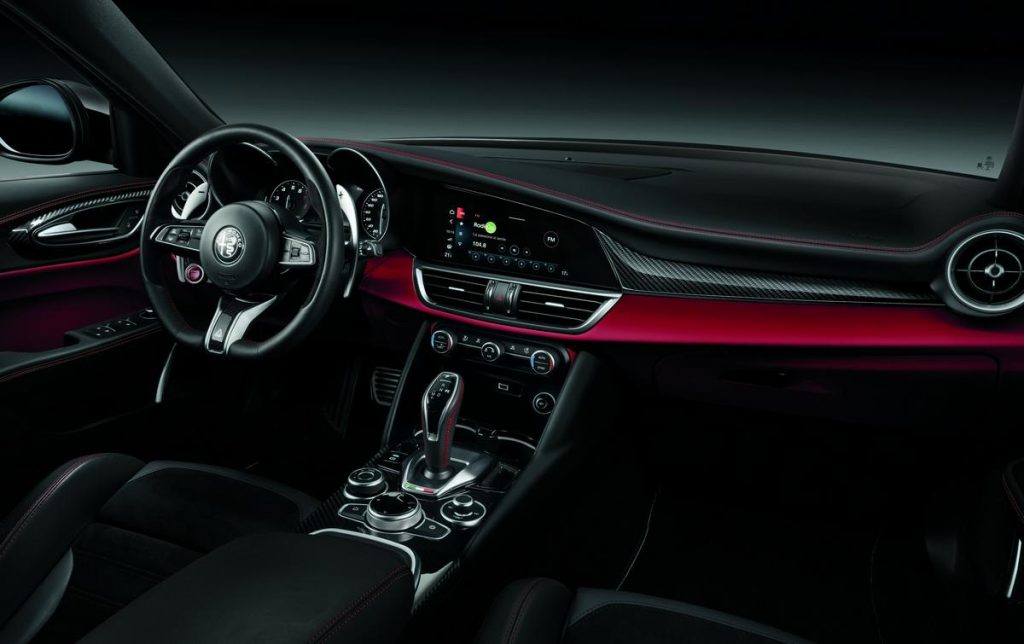 Alfa Romeo Quadrifoglio 2020: Alcantara veste gli interni di Giulia e Stelvio