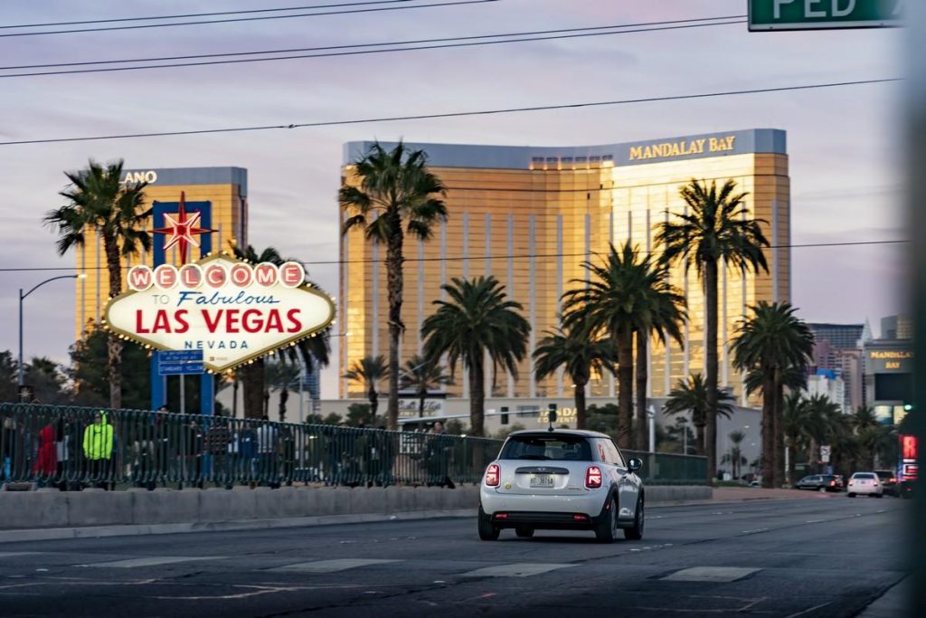 Las Vegas on the road: alla scoperta della città a bordo di Mini elettrica