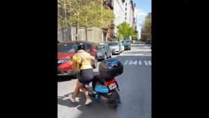 Ragazza perde il controllo dello scooter