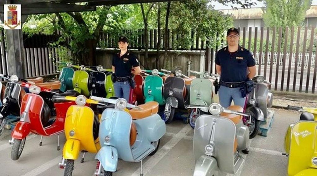 17 Vespa d’epoca con documenti falsi sequestrate a Bologna