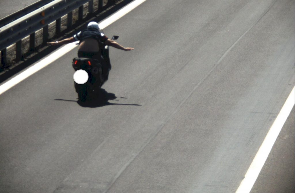 In scooter senza mani a 130 km/h: patente sospesa, -6 punti e 560 € di multa