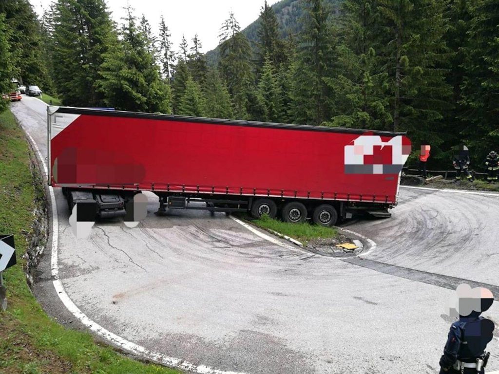 Tir decide di andare sullo Stelvio, e ovviamente rimane incastrato [Foto]