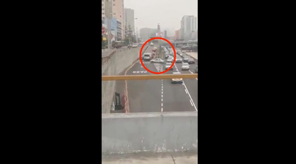A Lima escono in contromano dall’entrata per non fare la coda [Video]