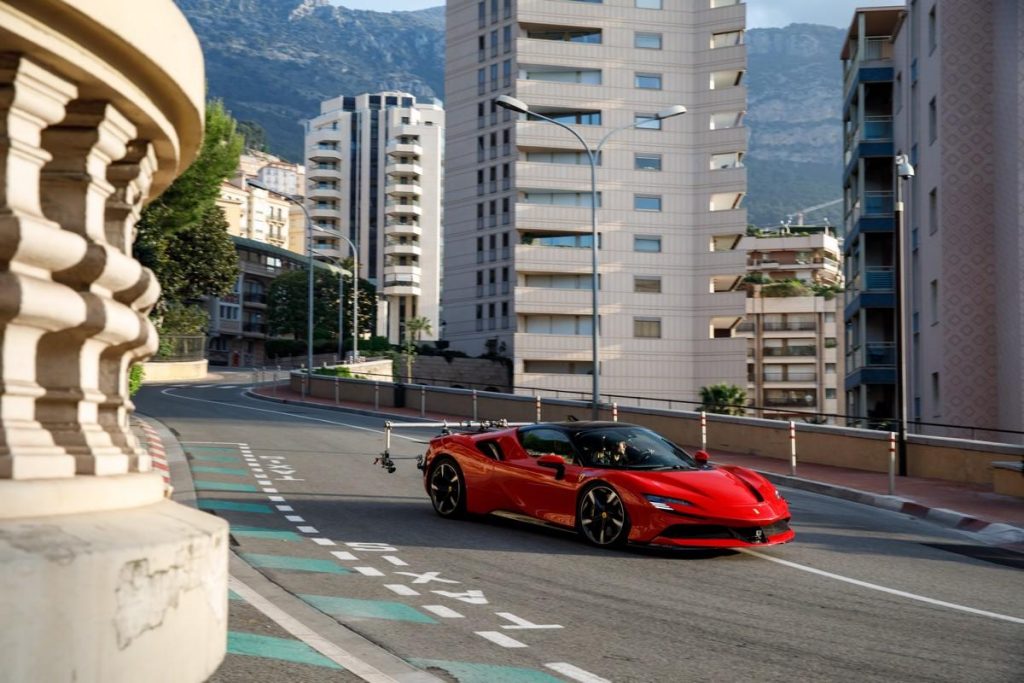 Ferrari Le Grand Rendez-Vous: il corto con Charles Leclerc e la SF90 Stradale