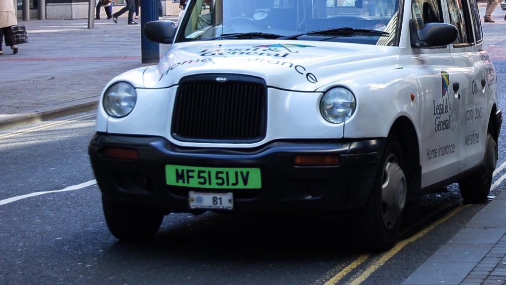 In UK arrivano le targhe verdi per le auto elettriche