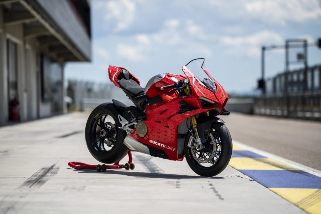 Ducati Panigale V4 R in scala reale: realizzata in mattoncini Lego Technic